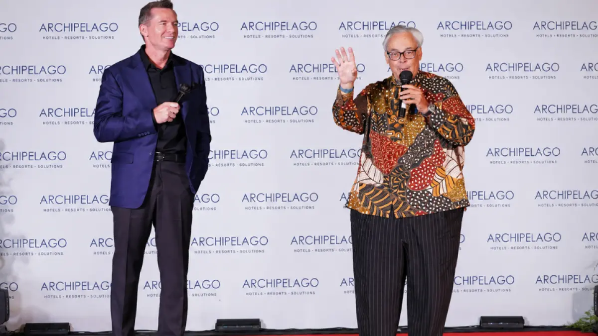 Kiri ke kanan: Bapak John Flood - CEO Archipelago Hotels, Almarhum Bapak Charles Brookfield - Penemu & Chairman Archipelago Hotels