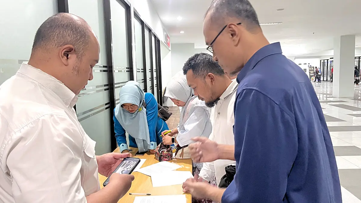 MEDIASI PERTAMA: Karyawan RSI Unisma, perwakilan manajemen dan yayasan hendak masuk ke Ruang Mediasi di Mal Pelayanan Publik (MPP), kemarin (1/7). (Nahdiatul Affandiah/Radar Malang)