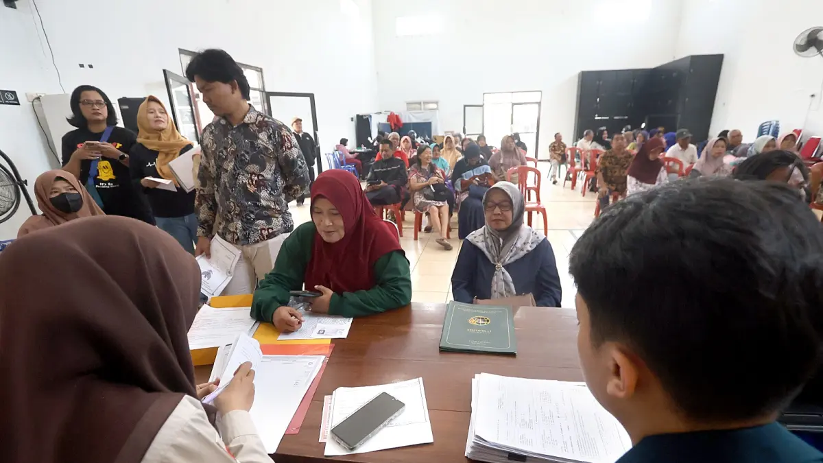 MULAI MENINGKAT: Layanan jemput bola dilakukan Bapenda Kota Malang di Kelurahan Tunjungsekar, Selasa lalu (30/6). (Darmono/Radar Malang)