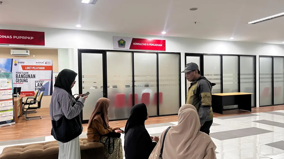 Pekerja RSI Unisma menunggu mediasi di MPP Kota Malang, Rabu (1/7). (Nahdiatul Affandiah/Radar Malang)