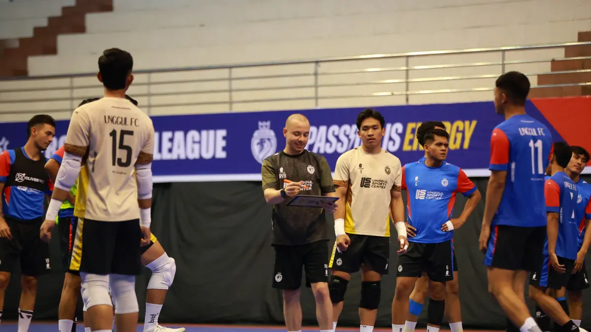 PROGRAM LATIHAN MAKSIMAL: Pelatih Fisik Unggul FC Malang Ricardo Vilasboas memimpin sesi latihan tim di GOR Ken Arok sebelum PFL Series Malang. (Foto: MO Unggul FC Malang)