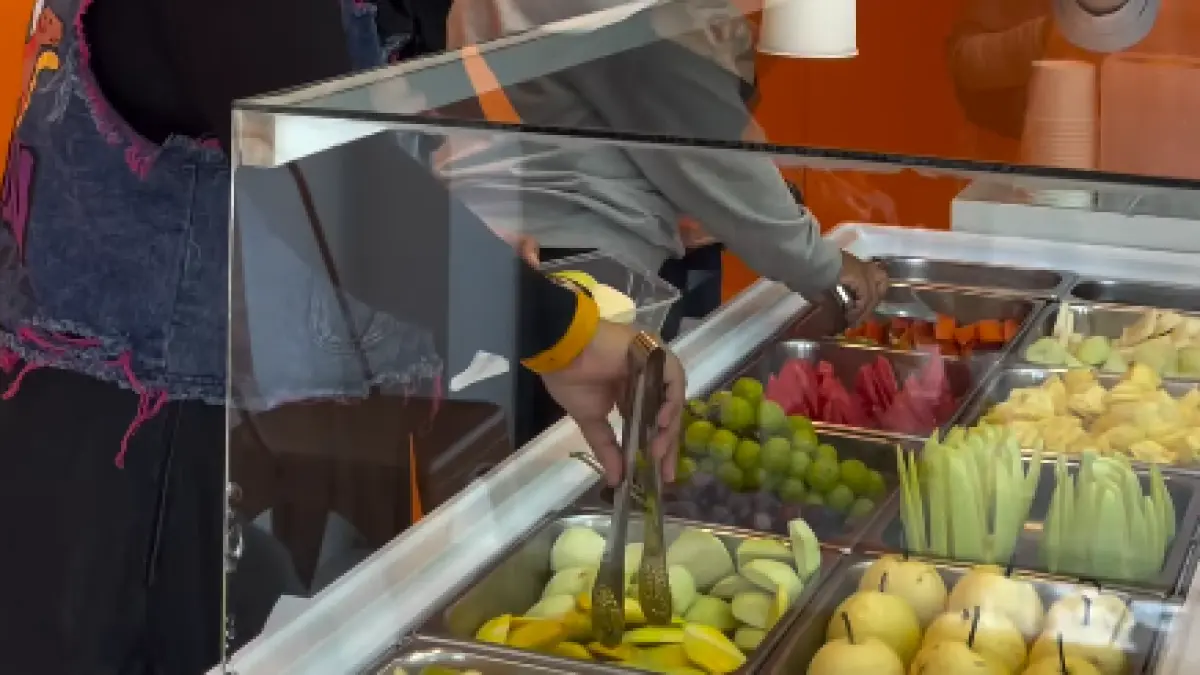 Rujak Ndower menawarkan aneka buah segar dengan pilihan bumbu dan tingkat kepedasan yang bisa disesuaikan selera (Instagram @rujak_ndower)