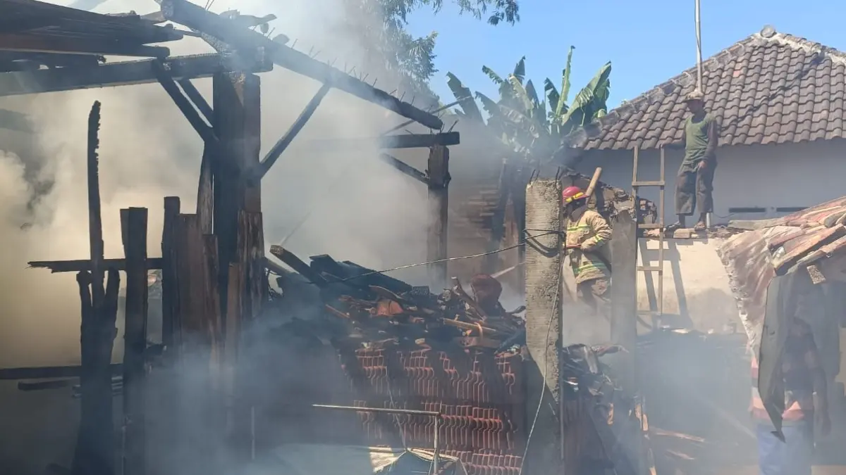 Sebuah dapur rumah milik warga di Dusun Ardirejo, Desa Sidorejo, Kecamatan Pagelaran, Kabupaten Malang, Selasa (30/6). (Damkar Kabupaten Malang)
