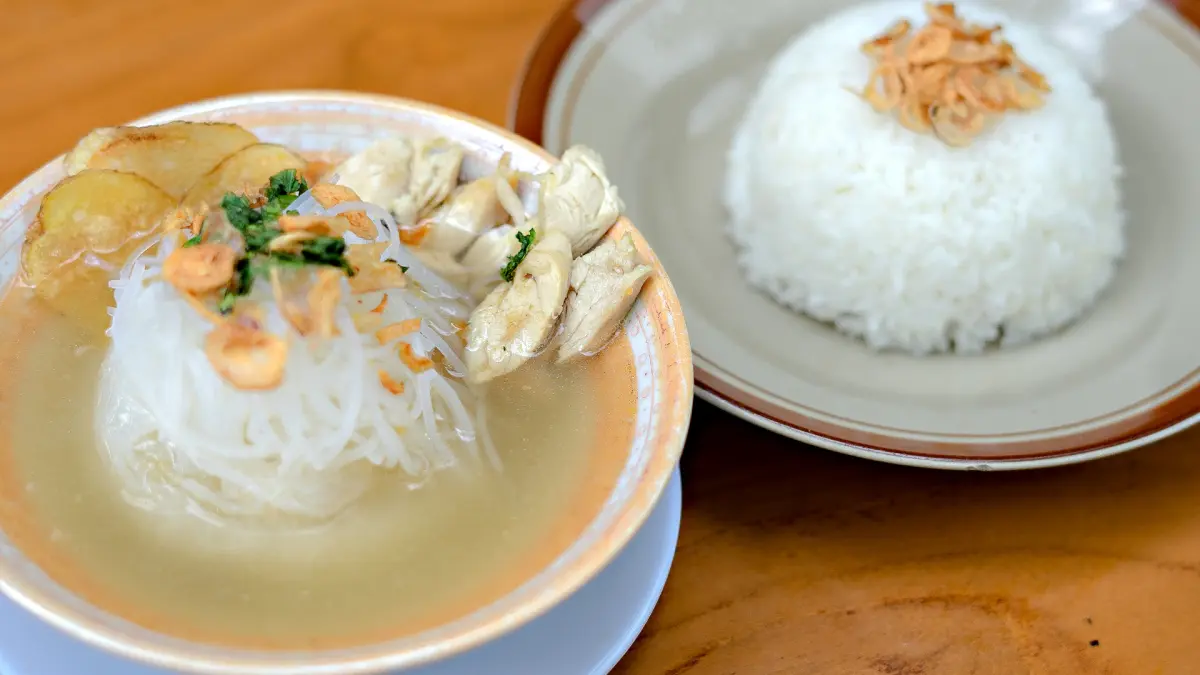 Semangkuk Soto ayam Boyolali SSb Hj. Hesti Widodo (sotossbhjhesti.com)