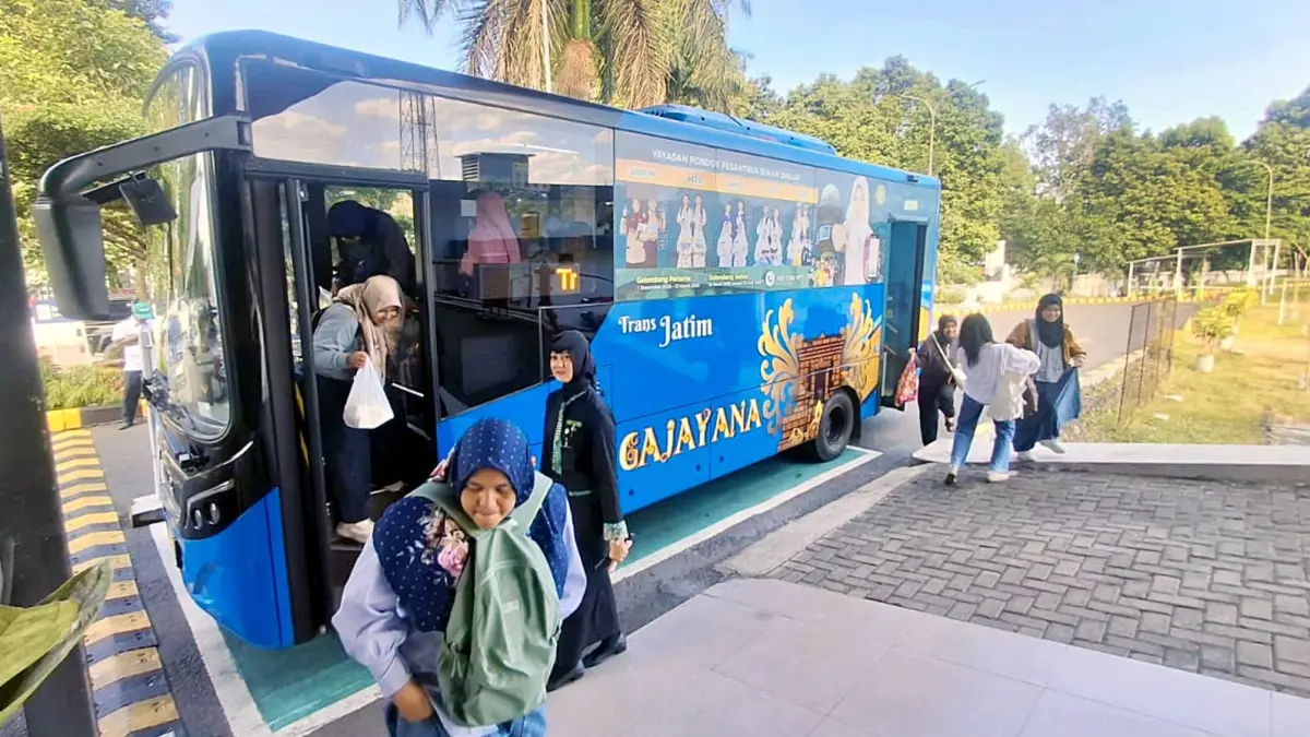 BANYAK PERTIMBANGAN: Salah satu armada Bus Trans Jatim singgah di Stasiun Malang, kemarin. Rute untuk koridor dua Bus Trans Jatim masih digodok Pemprov Jatim. (Nabila Amelia/Radar Malang)