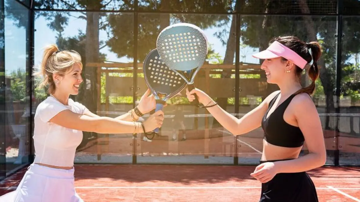 Dua wanita sedang memulai untuk bermain padel. (Sumber: Pinterest).