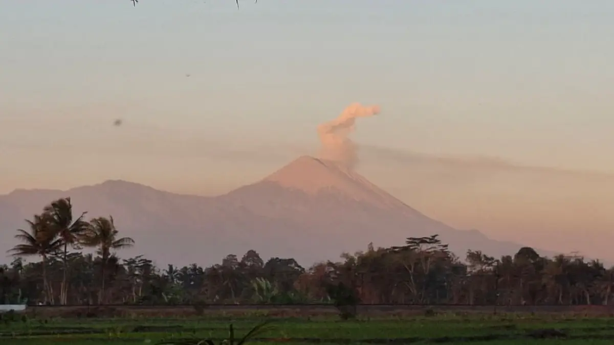 Gunung Semeru erupsi pada Kamis (2/7) sore. (Biyan Mudzaky Hanindito/Radar Malang)