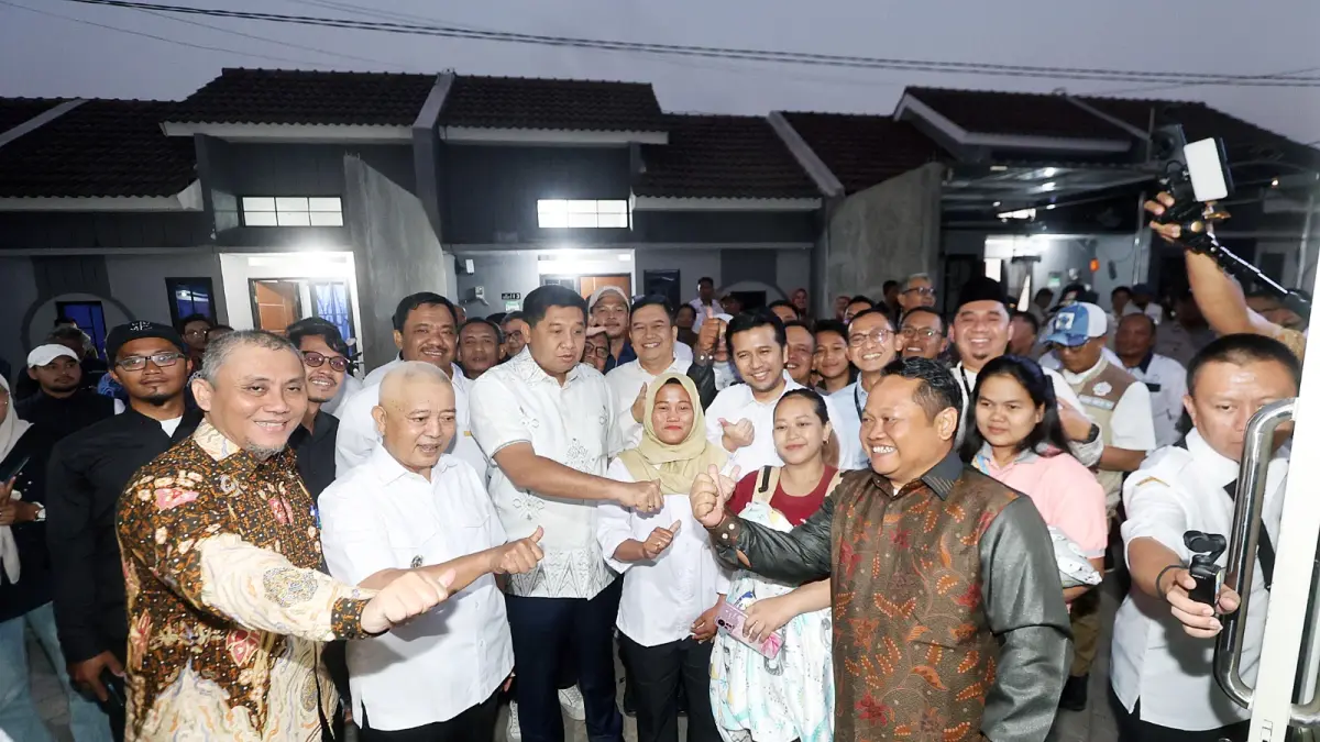 HUNIAN MBR: Menteri Perumahan dan Kawasan Permukiman (PKP) RI Maruarar Sirait, Bupati Malang H M. Sanusi, dan Direktur Utama PT Wizz Bangun Persada Afwan Syahid di sela peninjauan rumah subsidi Perumahan Lawang Park (DARMONO/RADAR MALANG)
