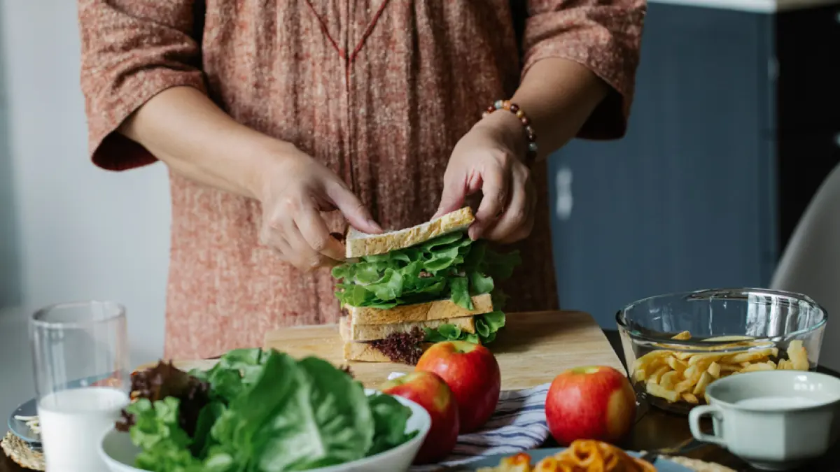 Makan makanan sehat (Sumber: Pexels/Alex Green)
