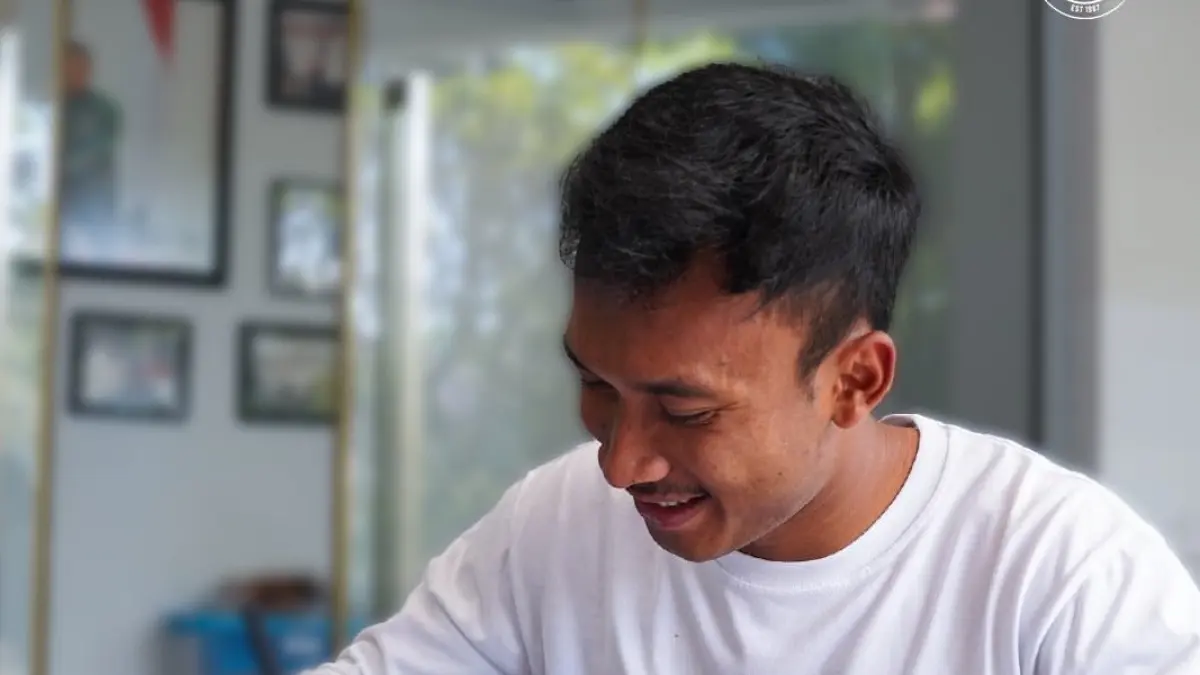 Pemain baru Arema FC Robi Darwis menandatangi kontrak bersama Singo Edan. (MO Arema FC)