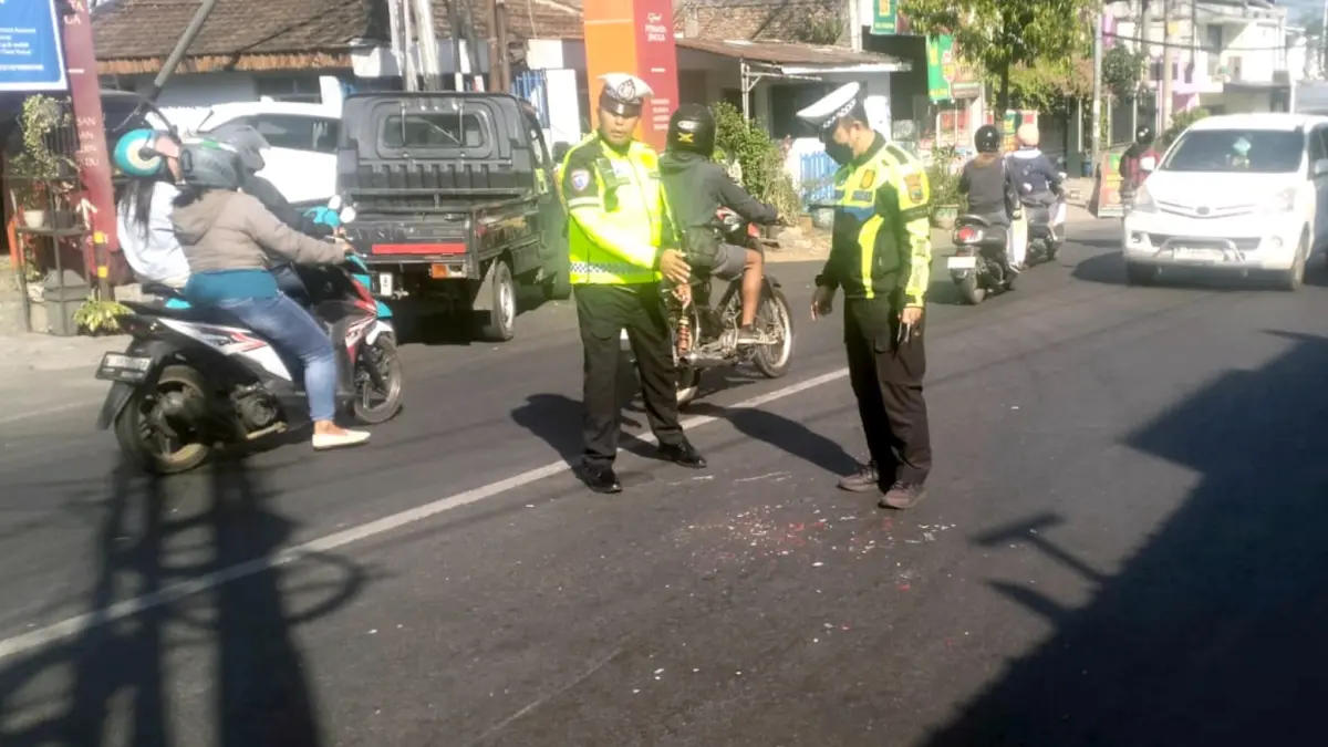 Polisi melakukan olah TKP korban kecelakaan