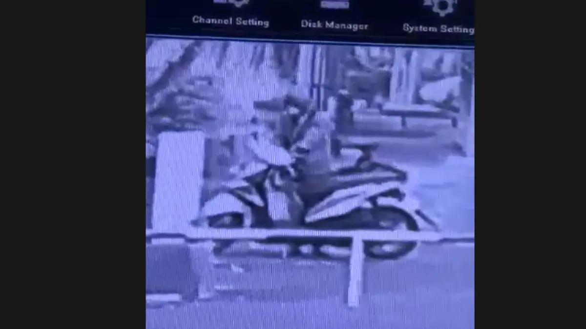 Rekaman CCTV pelaku yang mencuri motor milik mahasiswa UB. (Istimewa)