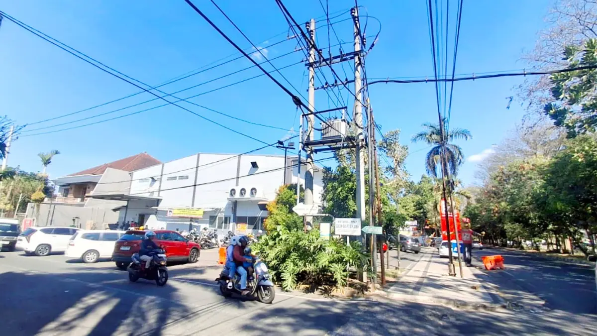 SALAH SATU PENDAPATAN: Salah satu pusat perbelanjaan menyewa lahan milik Pemkot Malang di Jalan Raya Langsep. (Nabila Amelia/Radar Malang)