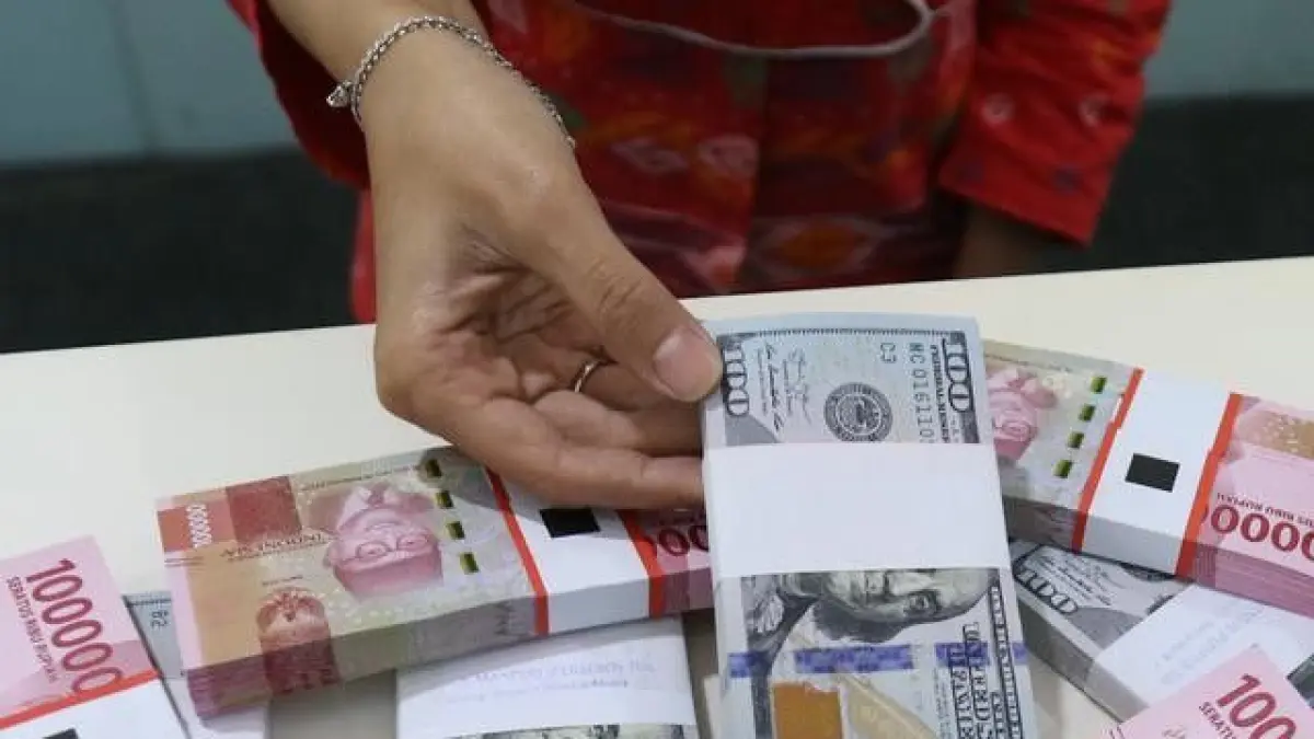 Seseorang menukarkan rupiah dengan dollar Amerika Serikat (AS). (Sumber: Pinterest)