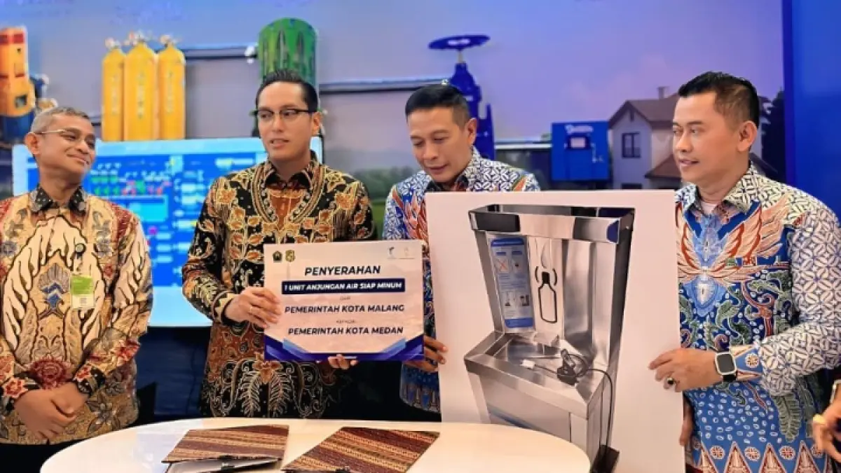 SINERGI: Bersama Walikota Malang menyerahkan &nbsp;mesin Anjungan Air Siap Minum kepada Wali Kota Medan, Rico Tri Putra Bayu Waas yang tertarik dengan inovasi Tugu Tirta dan berjanji akan melakukan kunjungan balik ke Malang.