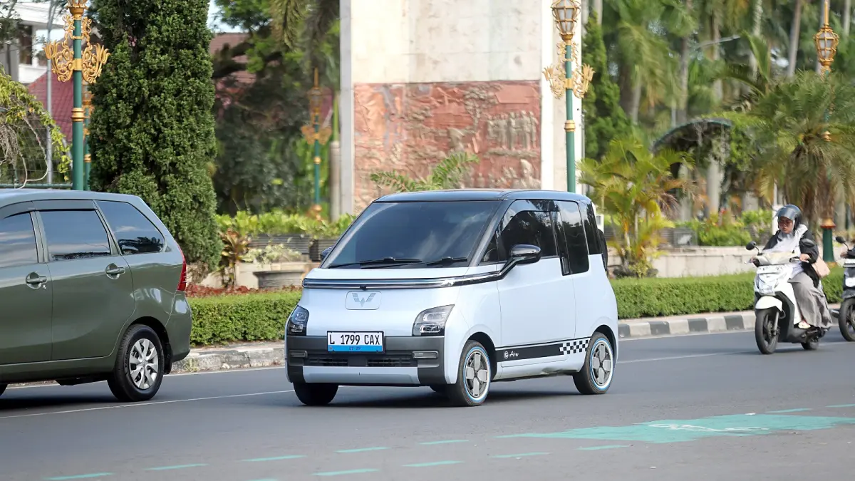 WAIT AND SEE: Salah satu mobil listrik melintas di Jalan Ijen, kemarin siang. Pemkot Malang masih menunggu regulasi pajak kendaraan listrik di pemprov. (Darmono/Radar Malang)