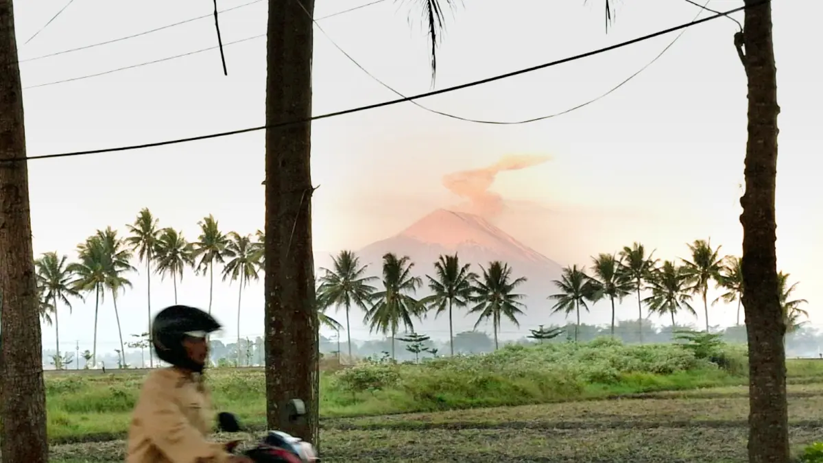 WASPADA BENCANA: Erupsi Gunung Semeru terlihat dari Jalan Raya Ngadilangkung, Kecamatan Kepanjen kemarin (2/7).

