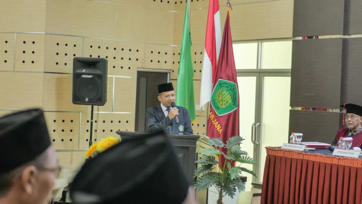 DEDIKASI: Guru MIN 1 Kota Malang, M. Dwi Cahyono, resmi meraih gelar Doktor Manajemen Pendidikan Islam setelah dinyatakan lulus dengan predikat cum laude dalam Ujian Promosi Doktor Pascasarjana Universitas Islam Negeri Maulana Malik Ibrahim Malang, Rabu lalu (1/7).