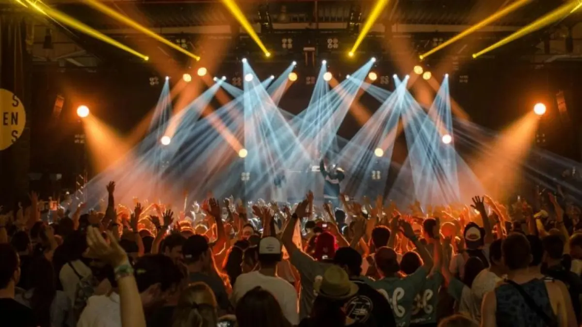 Anak muda ramaikan konser musik. (Sumber: Pinterest)