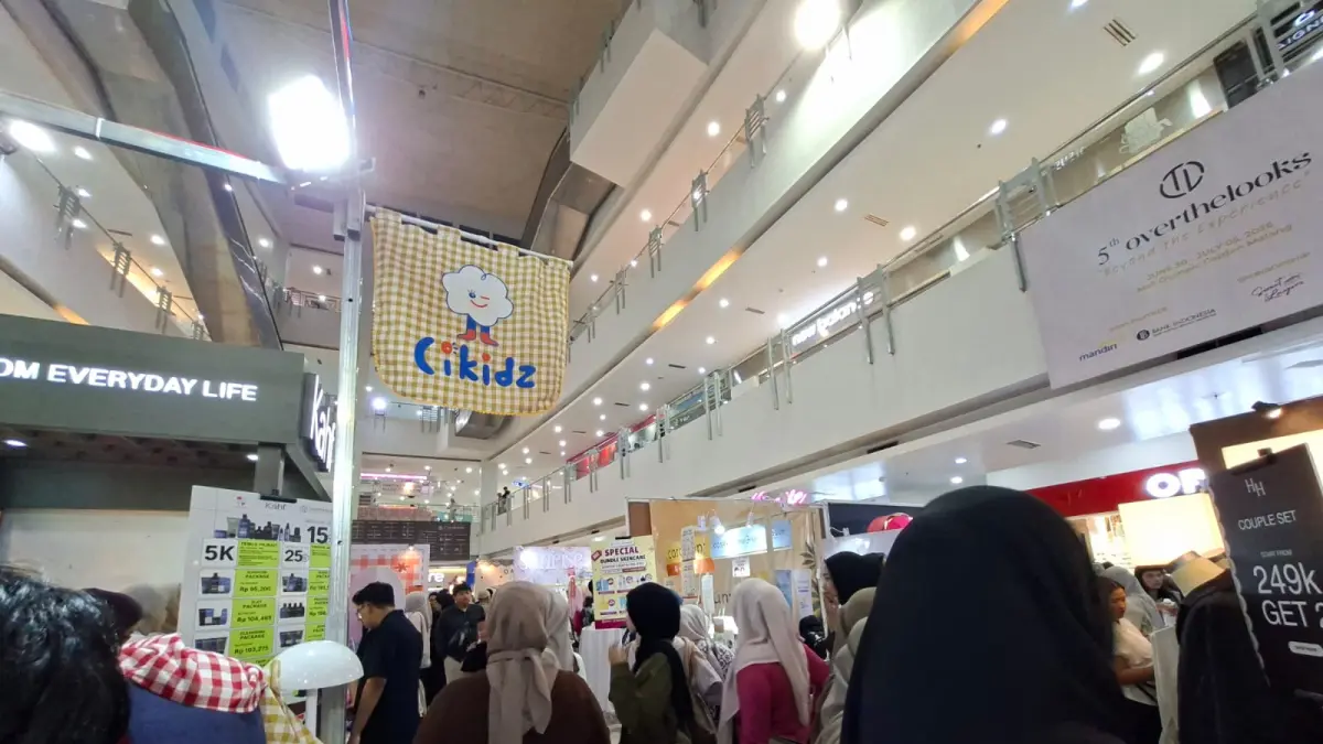 Antusias pengunjung memadati Over the Looks Bazaar Vol. 5 di MOG. (Sumber; Dokumentasi/Aldila Kyanna/Radar Malang)