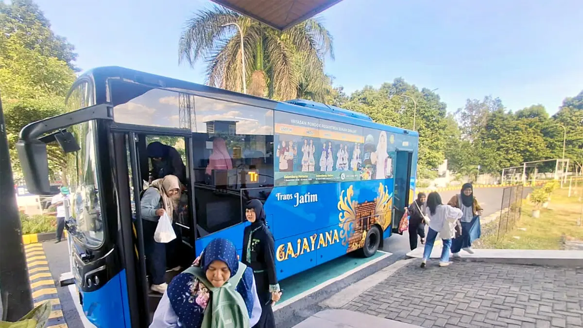 BANYAK PERTIMBANGAN: Salah satu armada Bus Trans Jatim singgah di Stasiun Malang, kemarin. Rute untuk koridor dua Bus Trans Jatim masih digodok Pemprov Jatim.