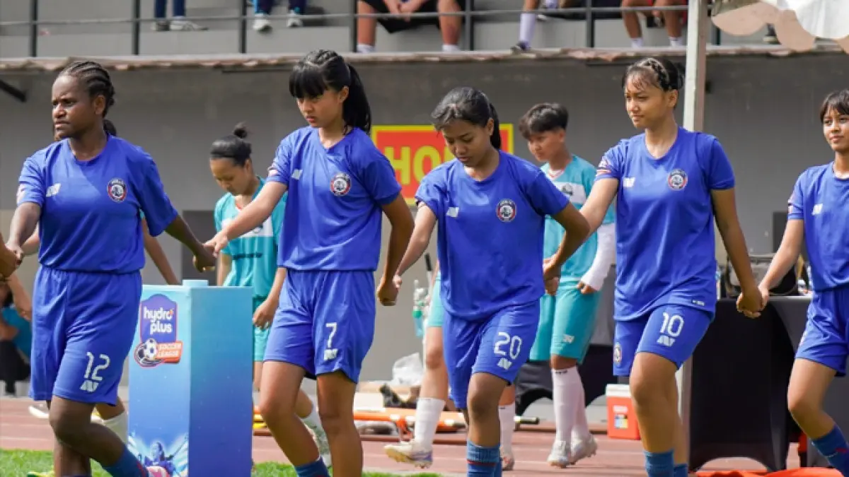 BIDIK JUARA: Pemain Arema FC Women U-15 bersiap menjalani pertandingan menghadapi Tigers Football Academy di Lapangan Bogowonto, Surabaya, beberapa waktu lalu.