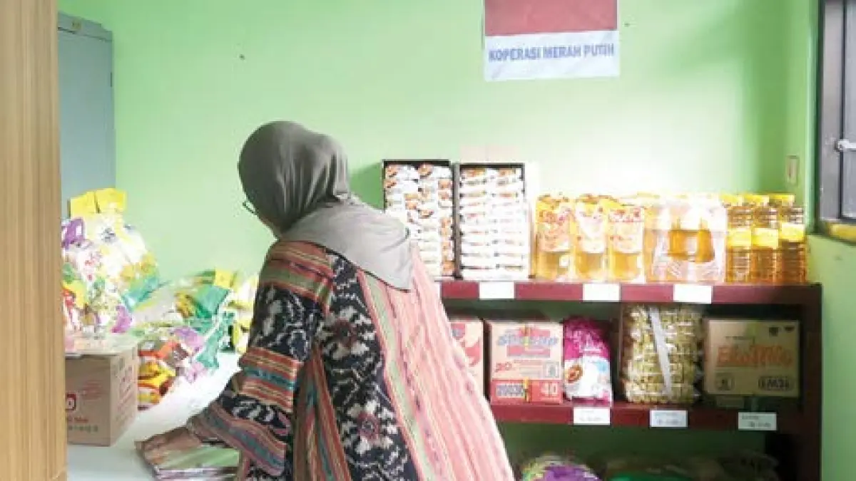 BUTUH SUPPORT: Salah satu pegawai di gerai Koperasi Merah Putih di Kelurahan Bunulrejo, Kecamatan Blimbing tengah menata beberapa produk, beberapa waktu lalu.