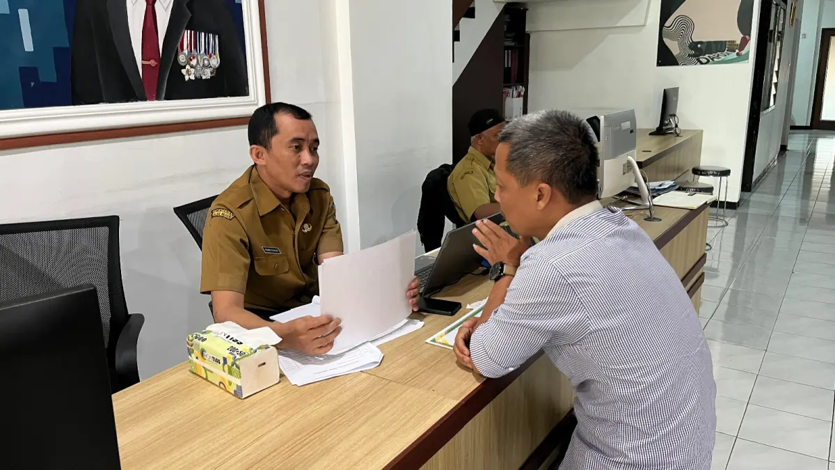 CARI INFORMASI: Salah satu wali murid meminta kejelasan berkas pendaftaran di Posko SPMB Cabdin Kota Malang, beberapa waktu lalu.
