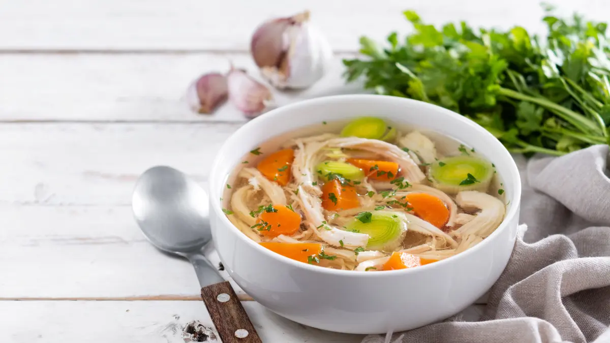 Chicken soup salah satu kuliner ramah GERD. (Freepik / Google)