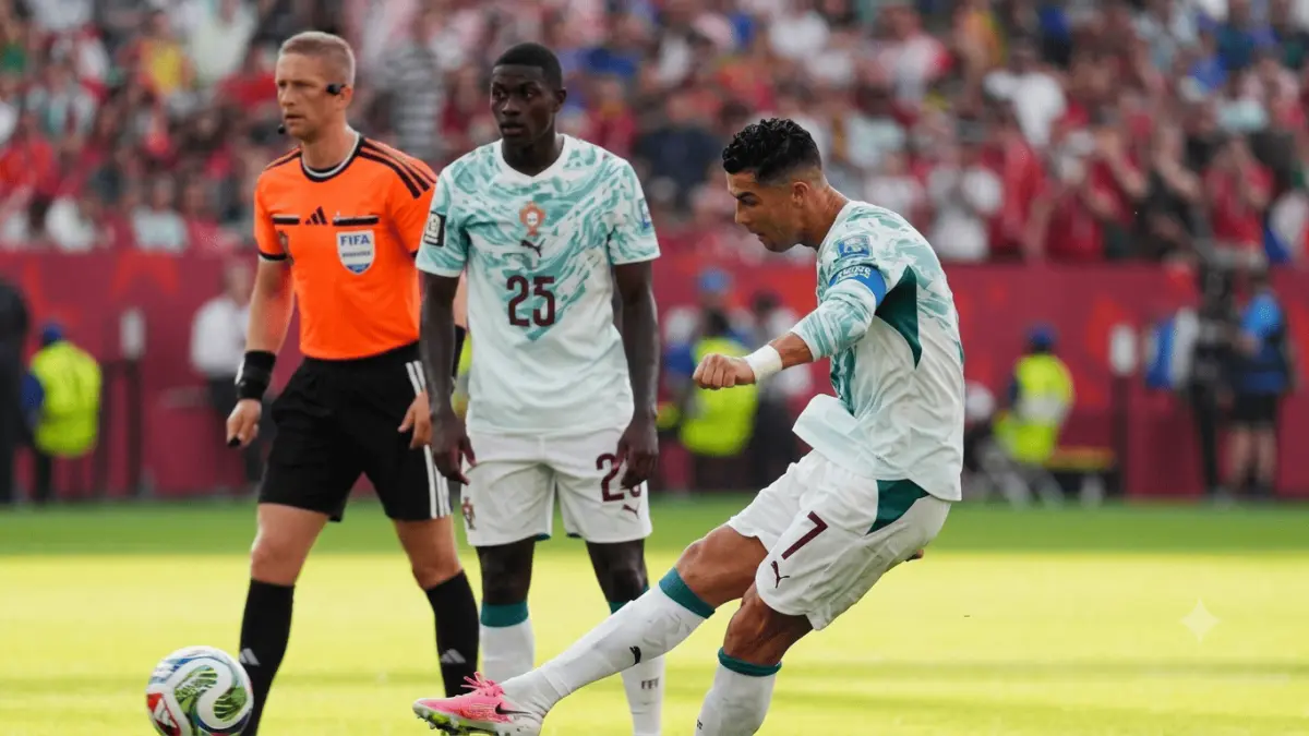 Cristiano Ronaldo saat akan menendang bola. (FIFA / Google)