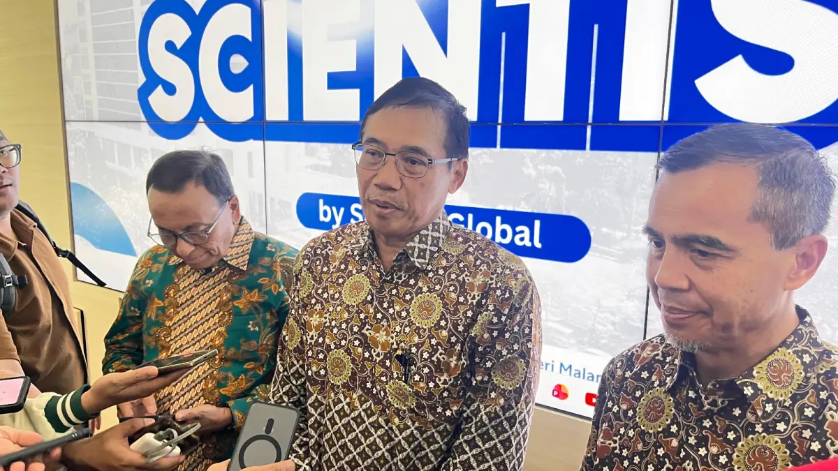 DIRESMIKAN: Rektor UM Prof Dr Hariyono MPd (tengah) menjawab pertanyaan awak media setelah mengumumkan model kuliah pascasarjana dengan pembelajaran jarak jauh (PJJ), kemarin.