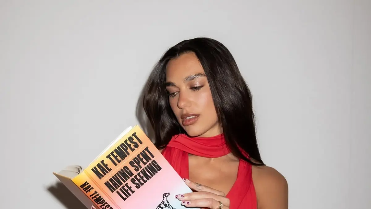 Dua Lipa (Sumber: Instagram: Service95bookclub)