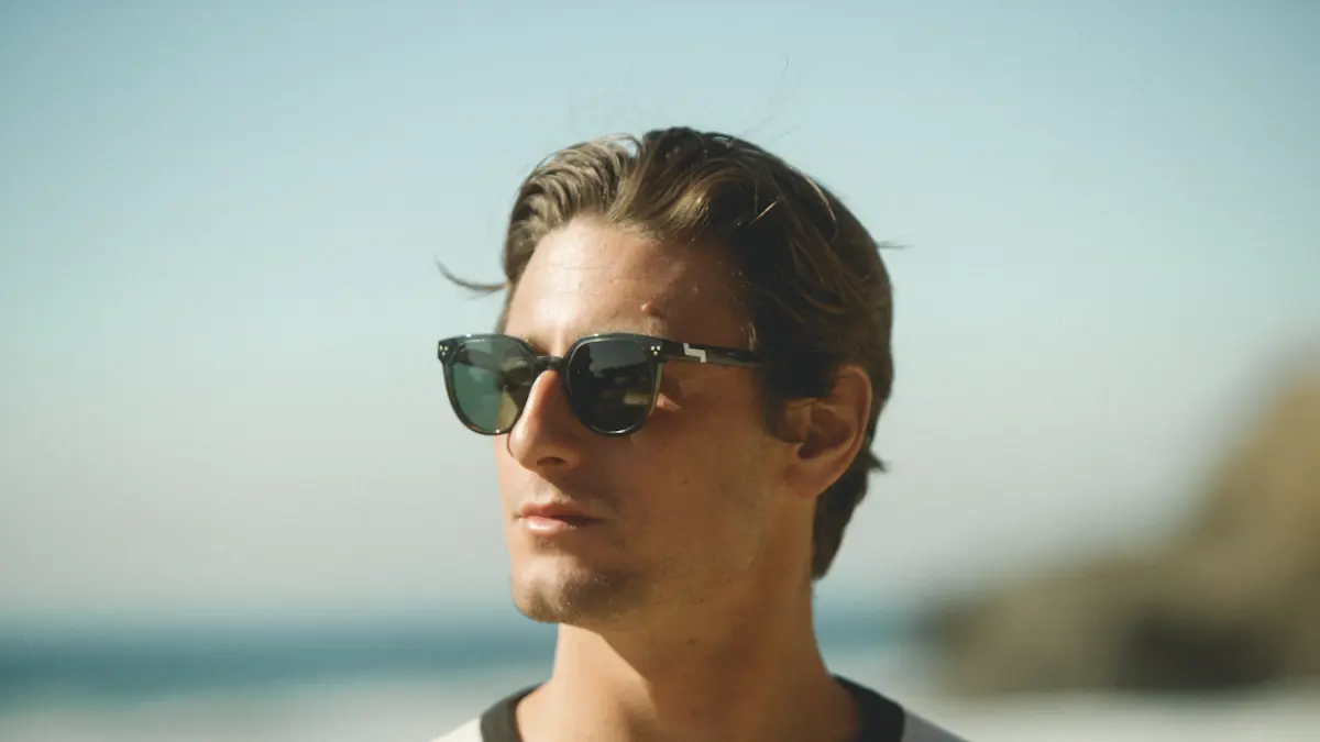 Ilustrasi seseorang memakai sunglasses (Sumber: Unsplash/Jack Delulio)