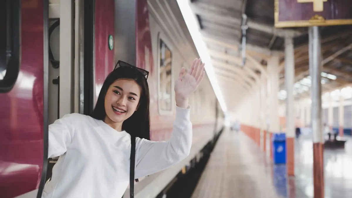 Ilustrasi suasana keberangkatan kereta api di stasiun. (Sumber: Freepik)