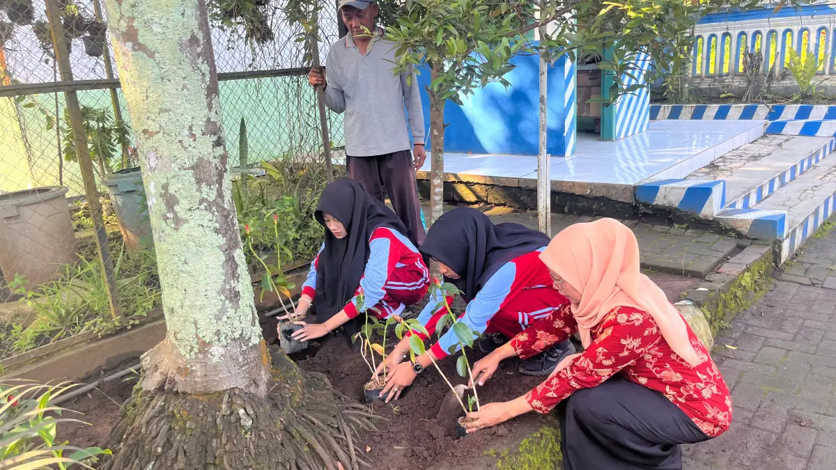 KOMPAK: Kegiatan penanaman tumbuhan dan pelestarian lingkungan di SMPN 2 Dampit.