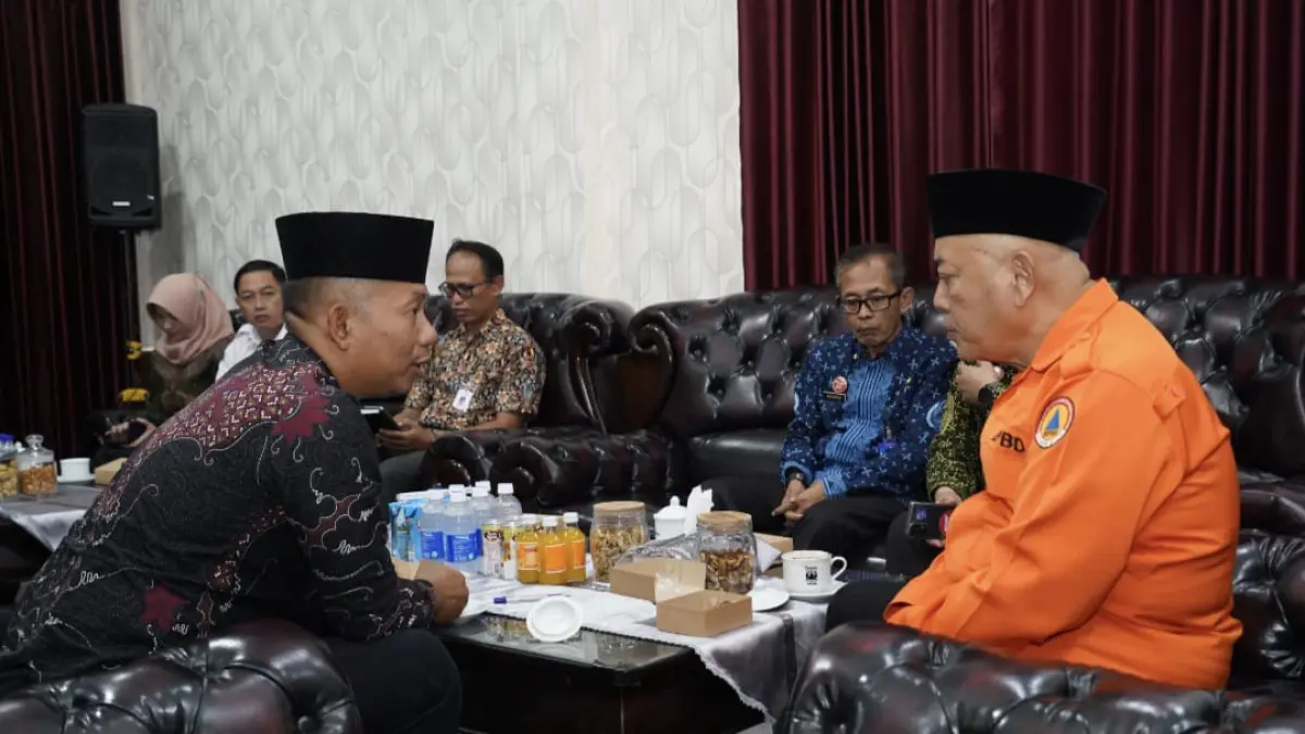 Ketua KPU Kabupaten Malang Abdul Fatah (kiri) bersama Bupati Malang H M. Sanusi. (Prokopim Kabupaten Malang)