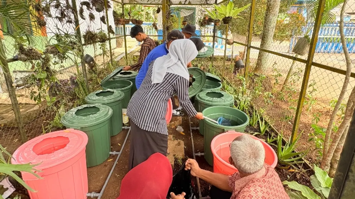 INOVATIF: Kegiatan Green House di SMPN 2 Dampit, dengan pembudidayaan ikan lele dan perawatan tumbuhan dengan menggunakan air limbah wudu.