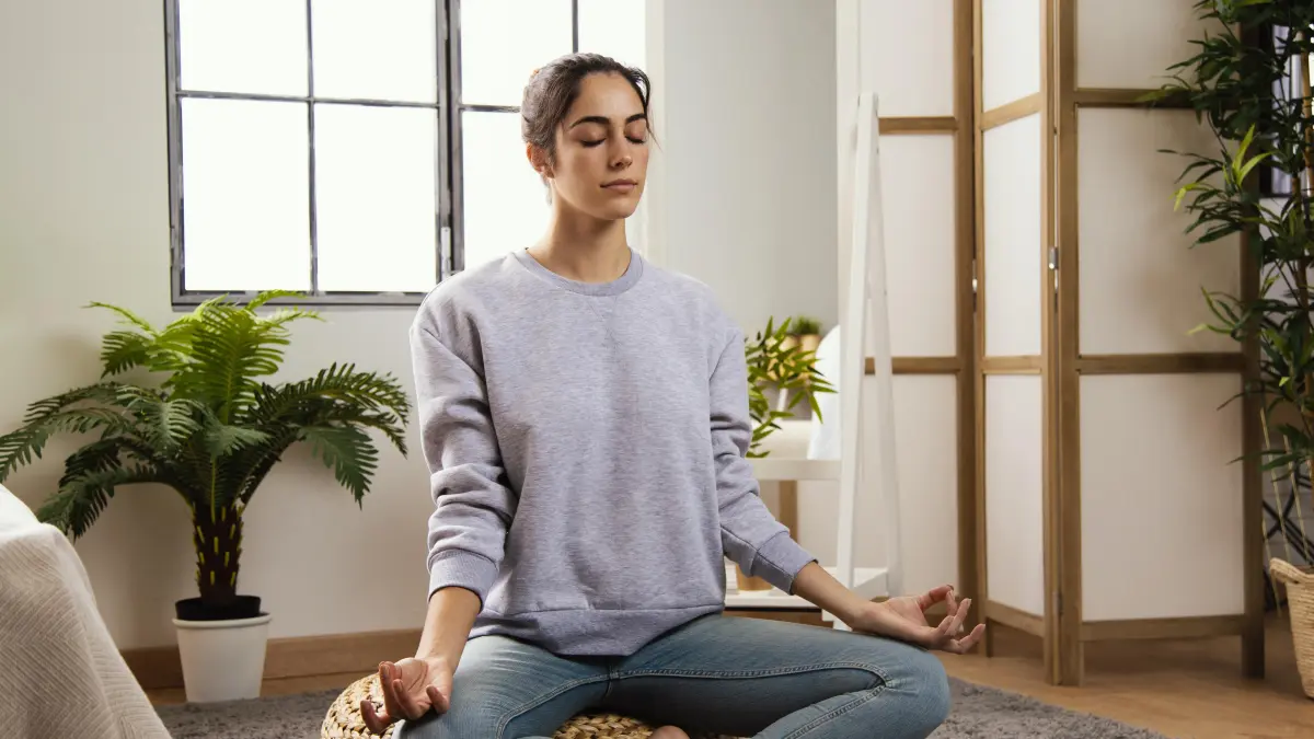 Mindfulness melalui meditasi singkat (sumber foto: magnific)