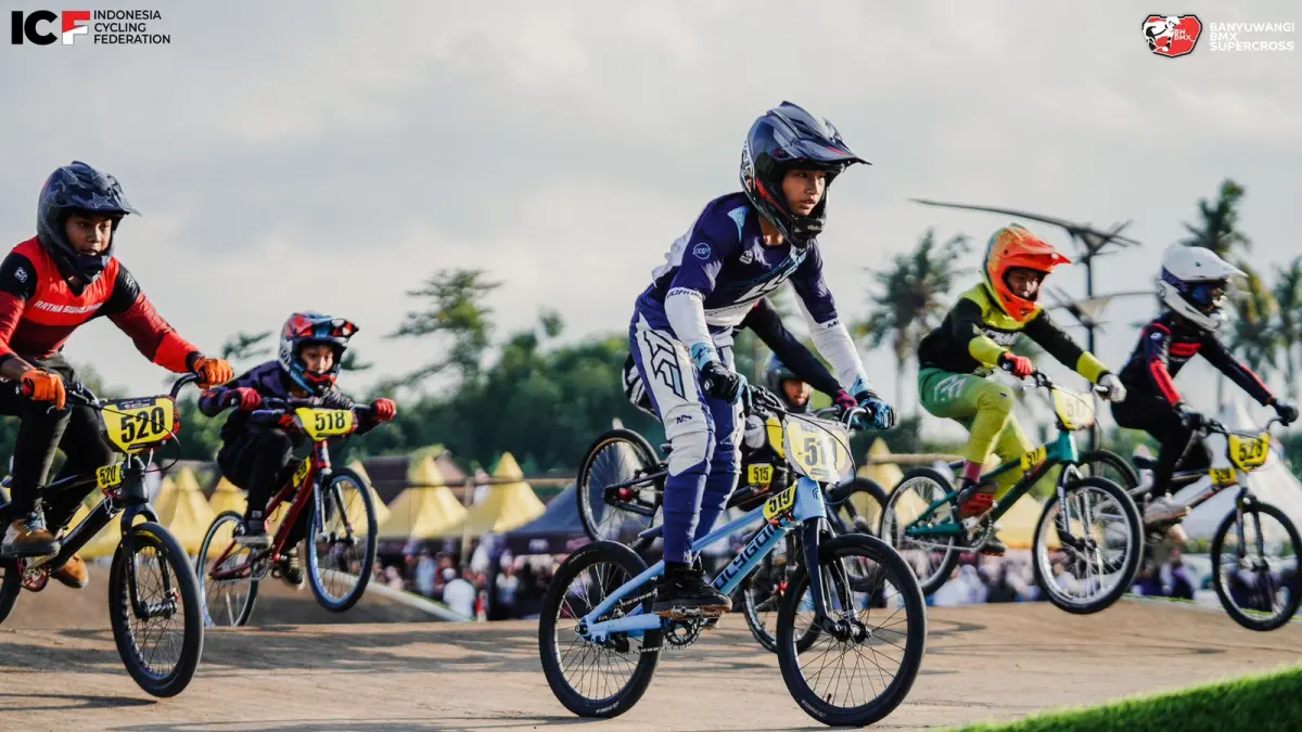 ON FIRE: Atlet BMX Kota Batu Dewa Shaka Ibrahim (depan) tampil di kelas Challenge Boys 11-12 tahun dalam ajang Banyuwangi BMX Supercross 2026 di Sirkuit International Muncar, Banyuwangi, 27-28 Juni lalu.