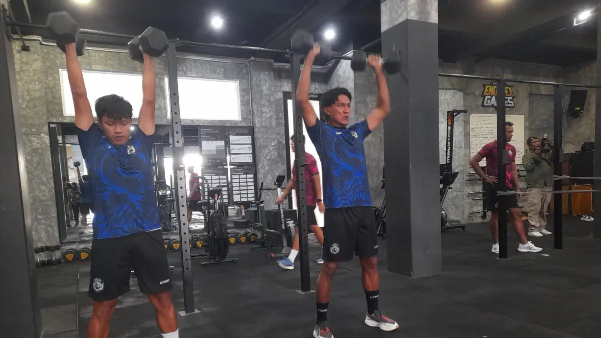 PANASI MESIN: Johan Ahmat Farizi (kanan) bersama Fikri Arjidan mengikuti sesi latihan perdana tim untuk kompetisi musim 2026/2027 di Strength Club, Kota Malang, kemarin.