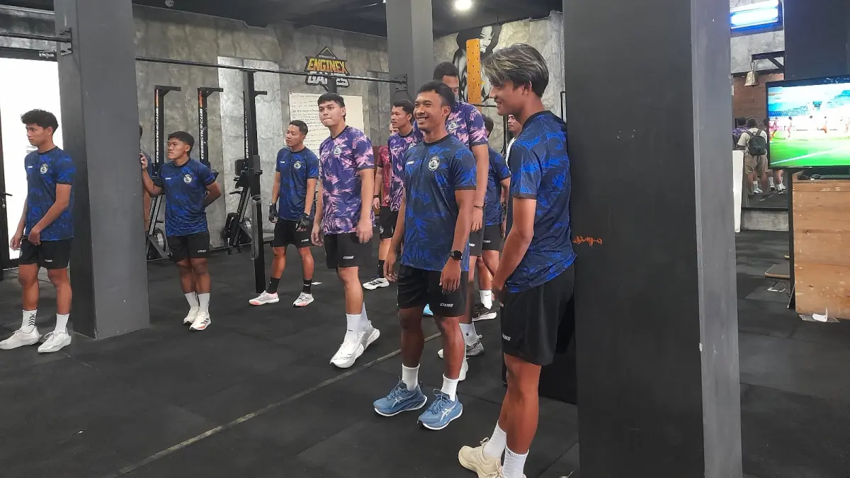 SENANG DI MALANG: Robi Darwis (dua dari kanan) berbincang dengan Achmad Maulana Syarif sebelum memulai sesi latihan perdana di Strength Club, Kota Malang, kemarin
