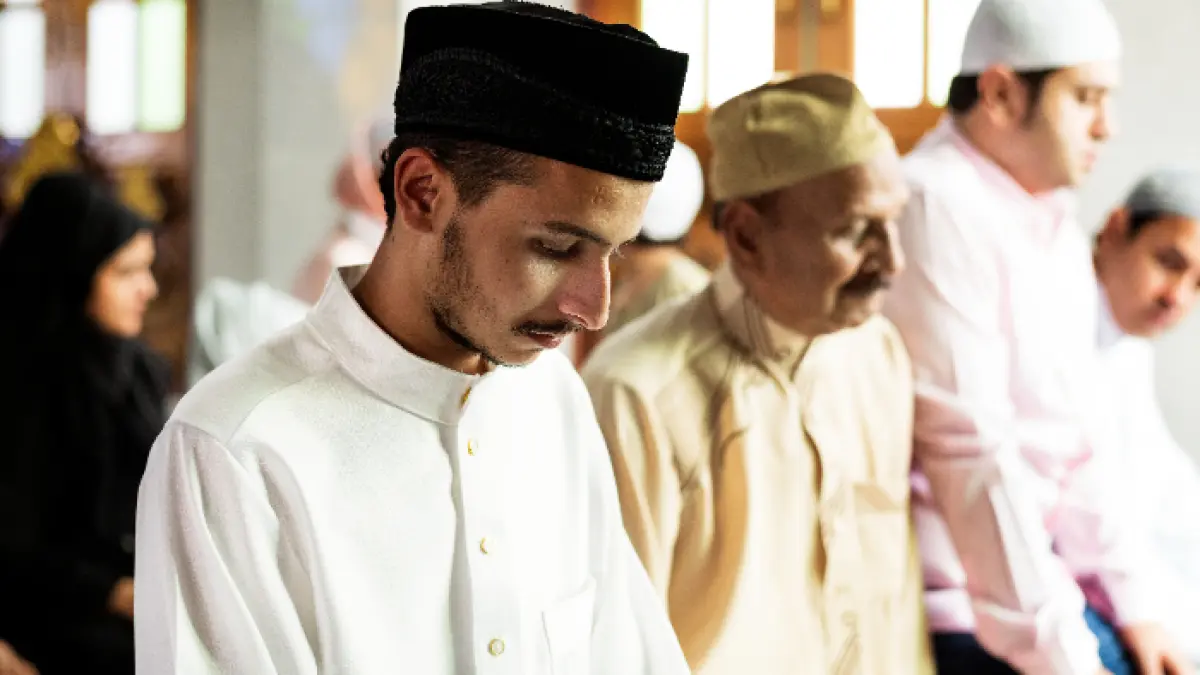 Umat Muslim sedang Melaksanakan Sholat. (Pexels)