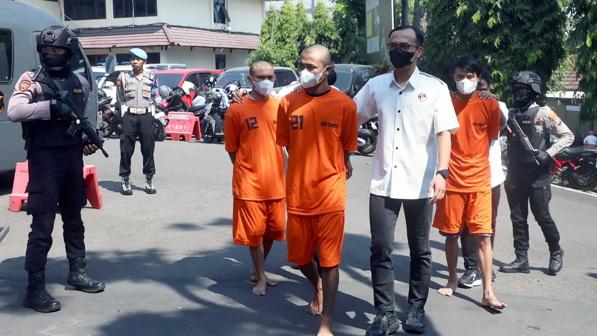 2 KG SABU-SABU: Kapolresta Malang Kota Kombes Pol Putu Kholis Aryana (kanan)