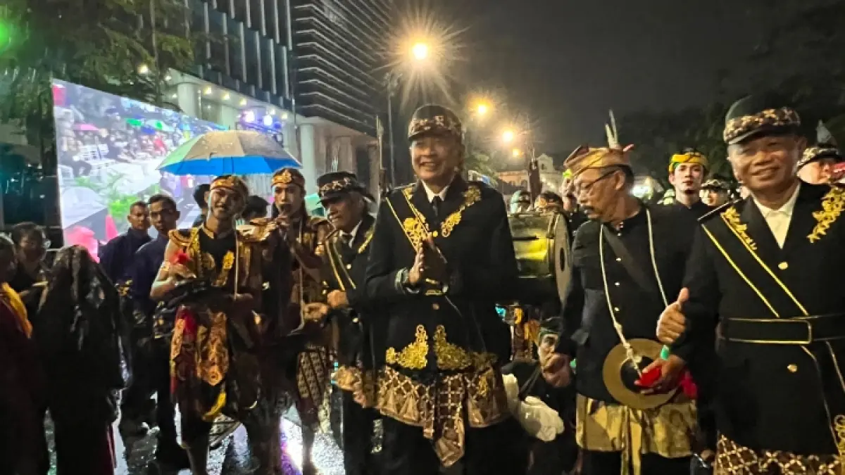  APRESIASI: Kehadiran pejabat daerah Kota Malang yang mengenakan busana khas Malangan.