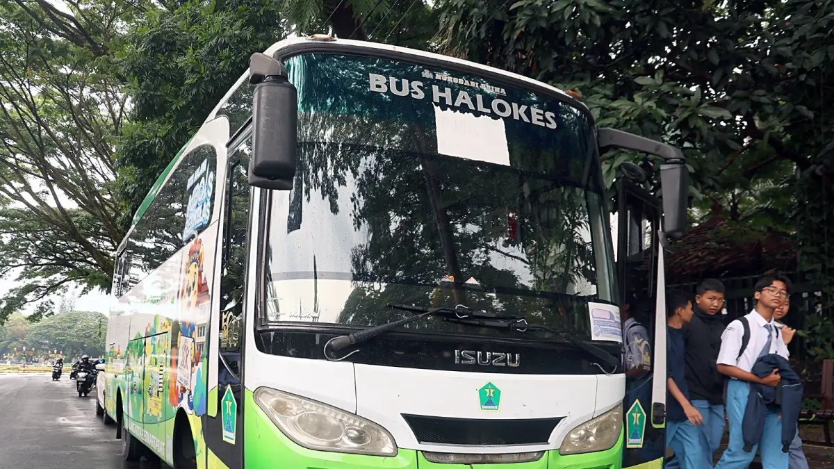 BEROPERASI SEJAK 2015: Salah satu Bus Halokes singgah di Jalan Kertanegara, beberapa waktu lalu. (Darmono/Radar Malang)