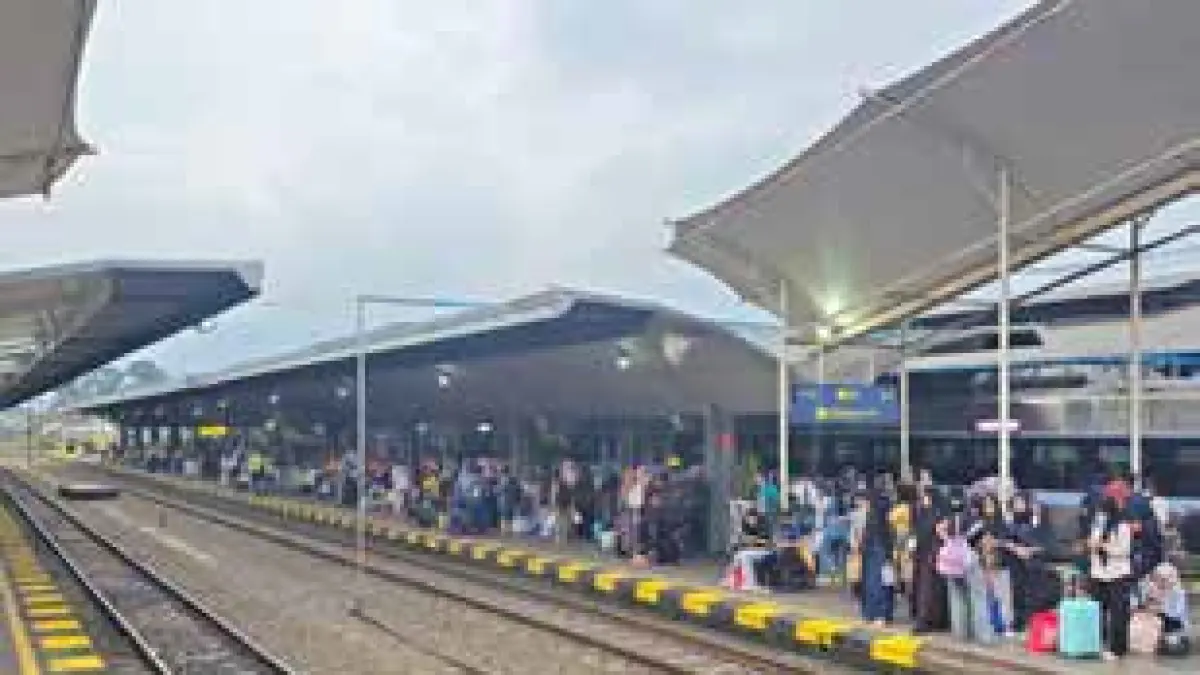 BERSIAP: Sejumlah penumpang menunggu kereta api datang di Stasiun Kota Malang, beberapa waktu lalu.