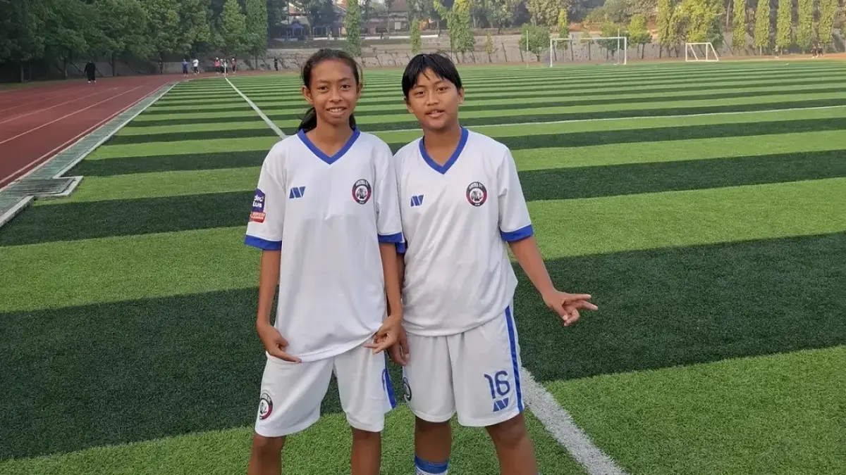 CEPAT TUNE-IN: Pemain baru Arema FC Women U-15 Fadilla (kiri) dan Tania Adilla berada di Lapangan UNNES Semarang setelah menyelesaikan latihan. 