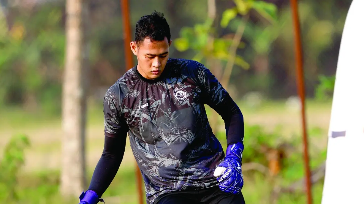 MULAI LATIHAN: Kiper Anyar Arema FC Erlangga Setyo melepaskan umpan dalam sesi latihan tim di Dreams Football Pitch, Pakis, kemarin.