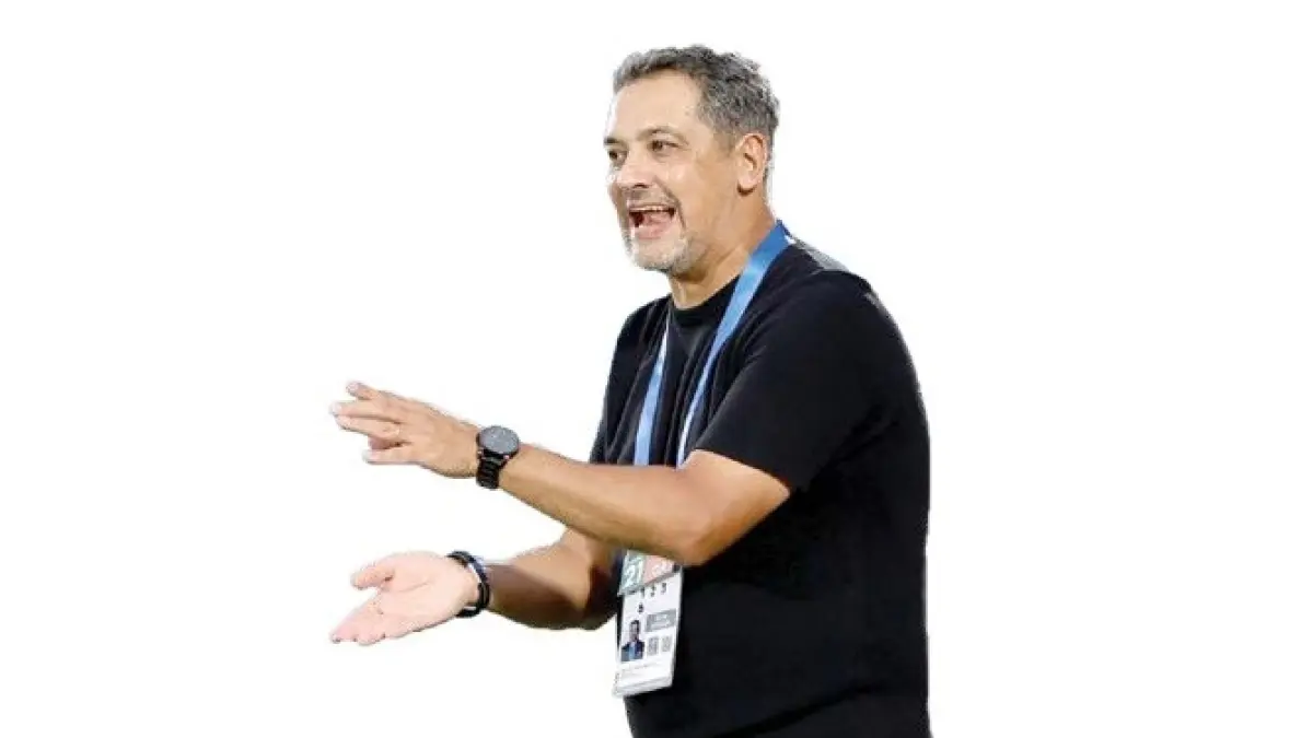 MASIH DI BRASIL: Pelatih Kepala Arema FC Marcos Santos memberikan instruksi dalam laga BRI Super League di Stadion Kanjuruhan.

