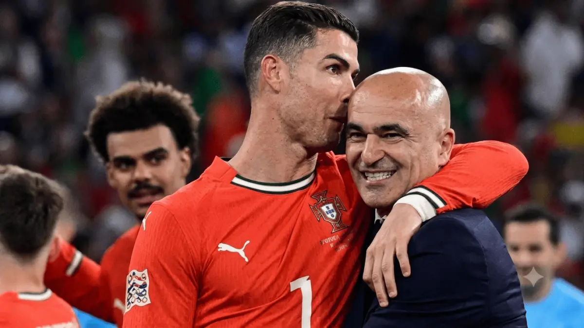 Momen kebersamaan Cristiano Ronaldo yang merangkul pelatih Roberto Martinez. (bola.com / google)